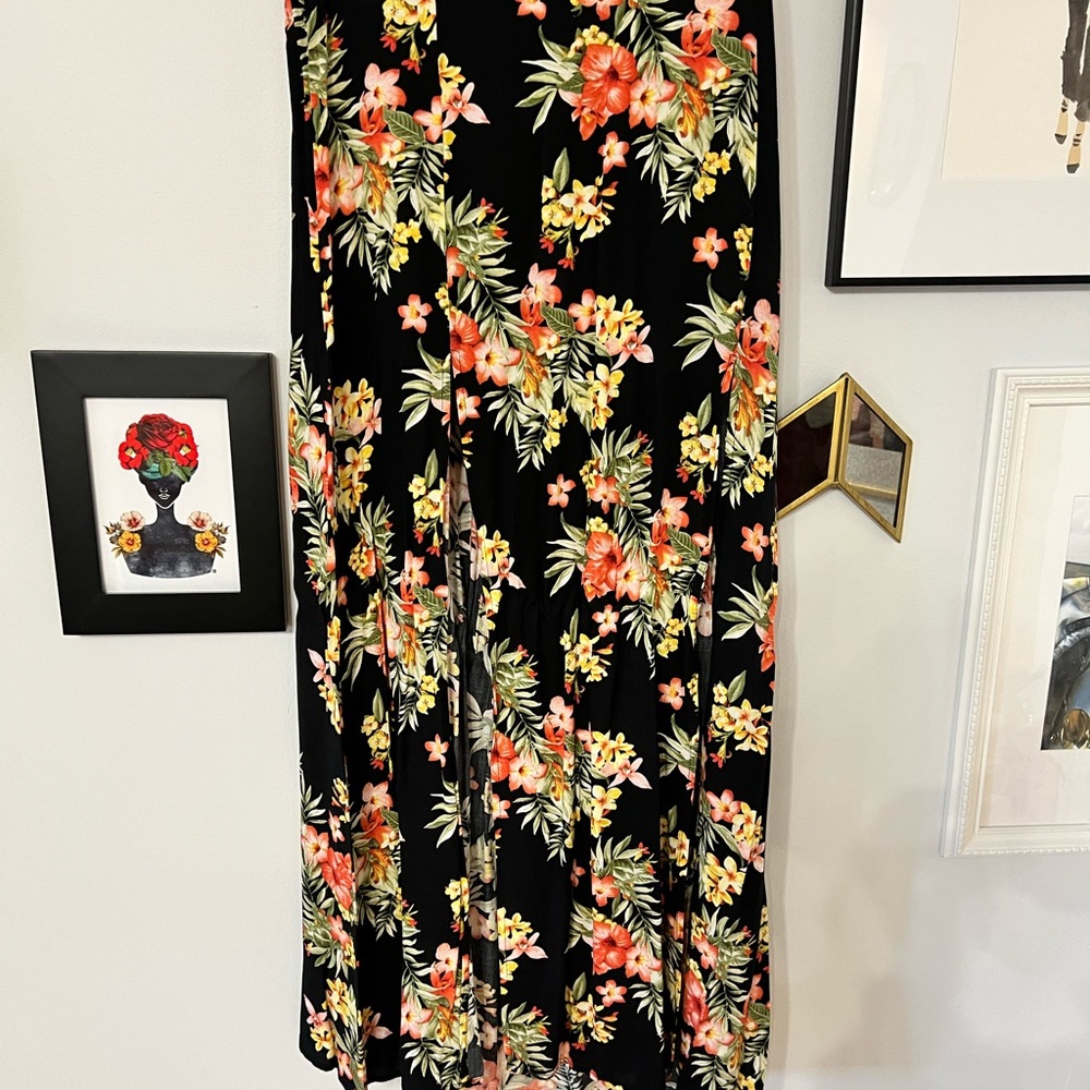 Floral maxi skirt with two slits.